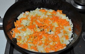 Добавляем крупно тертую морковь и пассеруем еще 4-5 минут.