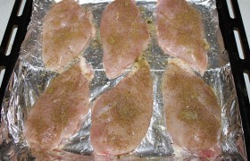 Включаем духовку на 180-190°. Куриные филе промываем и тщательно обсушиваем. Смазываем маслом. Кладем филе в форму, застеленную фольгой, солим, приправляем хмели-сунели и отправляем в духовку на 30-35 минут.