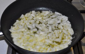 Сковороду с растительным маслом ставим на средний огонь. Шинкуем кубиком лук, засыпаем, часто помешивая,  пассеруем  5-6 минут.