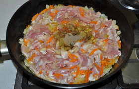 Кладем в сковороду нарезанное мясо, приправы и специи. 4-5минут помешиваем и жарим, пока куриное мясо станет светлым.