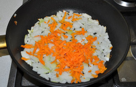 Добавляем к нему морковь, помешиваем еще 2-3 минуты.