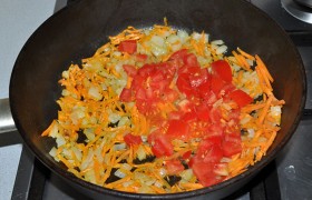 На средний огонь ставим сковороду с кусочками жира, которому даем вытопиться, или с растительным маслом – для разогрева. Кладем нашинкованный лук и тертую морковь, слегка обжариваем, помешивая, 4-5 минут. Добавляем кубики помидоров, томатную пасту.