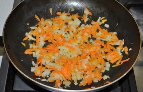 Добавляем тертую или нарезанную морковь, пока она 4-5 минут обжаривается – чистим картофель и нарезаем.