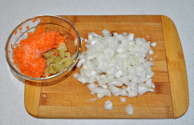 Лук мелко шинкуем, морковь - нарезаем или крупно натираем. Измельчаем сельдерей. 