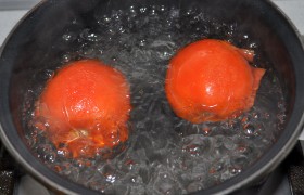 Эта операция не то, чтобы обязательна, но помидоры все-таки перед нарезкой стоит, слегка надрезав,  бланшировать  секунд 30-40, пока начнет сползать кожица. 
