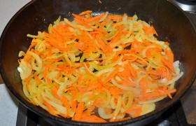 Выложив картошку в форму, снижаем огонь до средне-сильного, 5 минут обжариваем полукольца лука с натертой морковкой, так же при интенсивном помешивании.