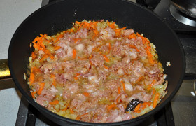 Закладываем тушенку в сковороду, вместе с луком и морковью прогреваем и обжариваем 3-5 минут. Пробуем, добавляем соли и перца.