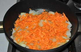 Лук крупно нарезаем, 10-15 минут пассеруем на среднем огне, помешивая. Добавляем морковь, помешиваем до мягкости лука еще 10-12 минут. Даем немного остыть.