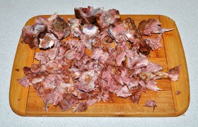 Есть время удалить из копченого мяса хрящи и косточки, нарезать мясо.