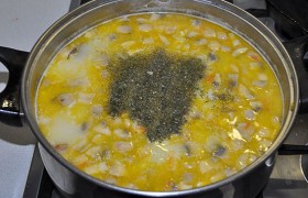 Наконец, приправляем суп зеленью, выключаем и 10-12 минут даем настояться. С таким количеством продуктов у нас получается 2,5 л супа или немного больше.