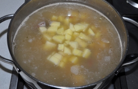 Когда маш практически готов, копченость вынимаем, а в суп кладем нарезанный небольшим кубиком картофель, приправляем лавровым листом, солью, перцем. Продолжаем варить под крышкой.