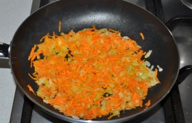 Натираем и добавляем в заправку морковь, обжариваем еще 3-5 минут.