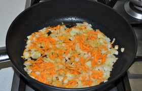 Морковь натираем, добавляем к луку и обжариваем 3 минуты.