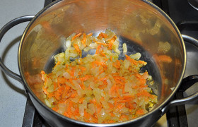 Перекладываем ежики и овощи в кастрюлю, поливаем кипятком. 
