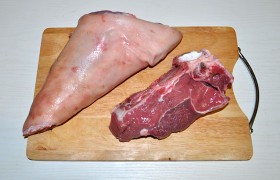 Вот такую немаленькую свиную рульку и кусок говядины мы приобрели в ближайшей мясной лавке. Свиную рульку и говядину тщательно промываем, свиную кожу при необходимости скребем ножом, чтобы была чистая.