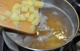 Засыпаем нарезанный картофель в кастрюлю, где почти сварилась чечевица. Солим и перчим, продолжаем варить под крышкой.