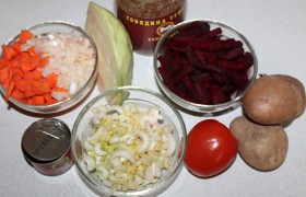 Удобнее сразу подготовить почти все ингредиенты: нарезать свеклу, лук, морковь, сельдерей, промыть и натереть помидор, нашинковать капусту. Картошку подготовим позже.