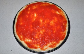 Наносим томатный соус – у нас это домашняя  пассата . Можем также приготовить специальный  соус для пиццы  или обойтись кетчупом. 
