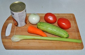 Собираем на столе все, что нам понадобится из овощей.