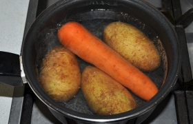 Заливаем картофель и морковь кипятком,  отвариваем  до готовности. Печенку нарезаем кусками не толще 2-3 см, тоже заливаем кипятком и варим на слабом огне не более 7-9 минут. Чтобы убедиться в готовности – разрезаем кусочек.
