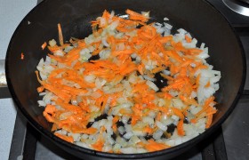 Пока доваривается бульон, готовим заправку. Мелко рубим луковицу, нарезаем или трем морковь, разогреваем масло и на небольшом огне  пассеруем  овощи, иногда помешивая, 6-7 минут, до прозрачности и мягкости лука.