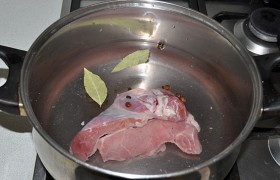 Варим суп в 5 л кастрюле. Кладем мясо, заливаем холодной водой, отвариваем до готовности на малом огне под крышкой. В зависимости от сорта мяса – от 30-40 минут (курица) до 2 часов (говядина).