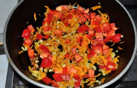 А пока мясо варится, шинкуем мелко лук, морковь, сельдерей, закладываем в разогретую сковороду с маслом, на огне среднем или немного меньшем  пассеруем  овощи 10-12 минут. После чего добавляем нарезанный сладкий перец и тушим 5-7 минут. 