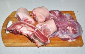 Для начала решаем, из какого мяса варить холодец – свиного, говяжьего, куриного или из 2-3 видов мяса. Обязательны свиные или говяжьи ножки. Хороша в холодец рулька. Прикиньте, сколько понадобится мякоти мяса, учитывая, что 30-40% его уварится.