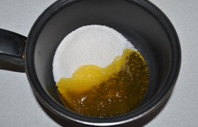 В посуде с противопригарным покрытием смешиваем сахар и мед. 