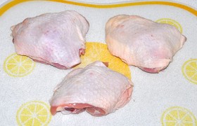 Бедрышки курицы промываем и обсушиваем с помощью разовых бумажных полотенец.