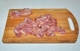 Нарезаем мясо небольшими, примерно по 25-30 мм, кусочками. Так как для жарки в одной сковороде мяса много, будем жарить в два приема.
