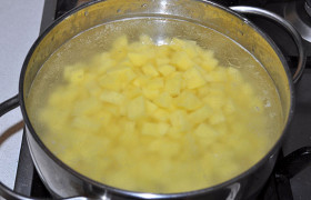 Чистим картошку, нарезаем, заливаем водой (2-2,5 л) и ставим на огонь.