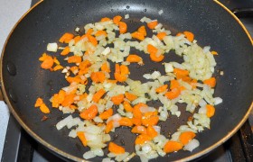 Лук, сельдерей и морковь, мелко порубленные, на среднем огне  пассеруем  с маслом 8-10 минут, подливаем немного бульона, даем покипеть 2-3 минуты. 