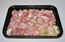 На картошку выкладываем лук, сверху мясо. Включаем гриль – через несколько минут он разогревается до необходимых 250°. Ставим форму в духовку, запекаем 10-15 минут.