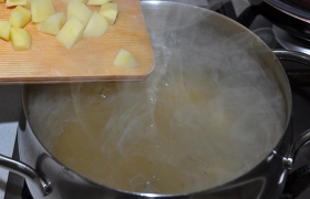Пока в кастрюле нагревается 2 л воды для борща, чистим и нарезаем картофель. Закипело – кладем его, бросаем горошки перца, немного солим. Если у нас остался кусок свеклы – кладем в суп для цвета.