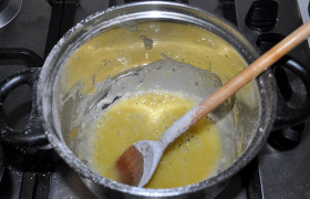 Для соуса в кастрюльке на среднем огне распускаем сливочное масло, всыпаем через ситечко муку, все время помешиваем, пока мука начинает золотиться. 