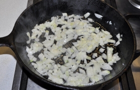 А пока разогреваем сковороду с маслом на среднем огне и  пассеруем  лук, достаточно мелко порубленный, 5 минут.