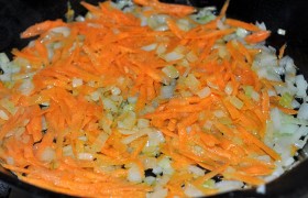 В это время на разогретой сковороде с маслом, на среднем огне,  пассеруем  мелко нашинкованные луковицу с морковью, 10-12 минут. 