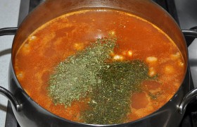 Пробуем на соль, бросаем в суп зелень, накрываем кастрюлю и выключаем конфорку.
