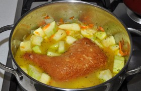 промытый куриный окорочок, приправы, наливаем горячей воды вровень с овощами или чуть больше и тушим после закипания 8-10 минут, до готовности кабачков.
