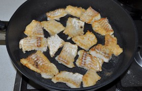 На другой сковороде 3-4 минуты  раскаляем масло , куски рыбы обваливаем в муке, стряхиваем излишки и быстро, по минуте-полторы сторону, обжариваем треску до румяных корочек.