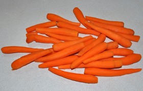 Промытые некрупные морковки очищаем 