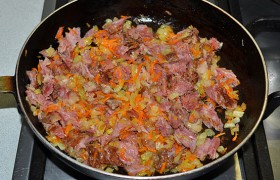 Добавляем мясные кусочки в сковороду с овощной заправкой, медленно обжариваем 3-4 минуты.