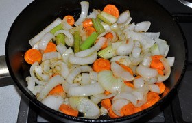 Крупно нарезанные лук, морковь, сельдерей так же быстро слегка обжариваем в той же сковородке.