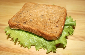 Накрываем сверху вторыми ломтиками хлеба и разрезаем сэндвич по диагонали. Завтрак на двоих - готов!