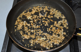  Когда чеснок станет золотистым, снимаем сковороду с конфорки.