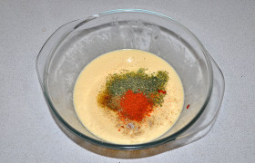 Взбиваем яйца со сметаной, добавляем в эту же миску соль и перец, паприку, по желанию - рубленую зелень. 