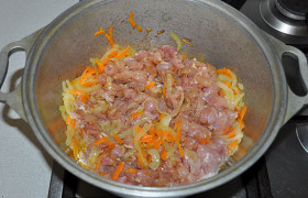 В латку к овощам перекладываем мясо, так же помешивая, обжариваем 3-5 минут, когда все мясо станет светлым. 