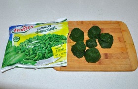 Раскрываем пакет с замороженным шпинатом. Если у вас свежие листья – используйте целиком или покрошите.