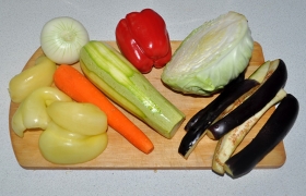 Собираем на столе помытые и обсушенные все необходимые овощи.
